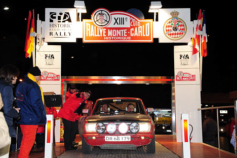Målet er nået: Lars Bækkelund og Arne Pagh har kørt deres 38 år gamle Fiat op på målrampen i Monaco.